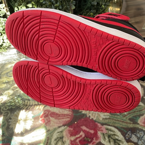 Nike Air Jordan Court Borough Mid 2 Basketball Shoes- Kids size 4 - Picture 7 of 8